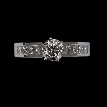 RINGAR, 2 st, vitguld 14K, briljantslipad mittsten 0,61 ct, små diamanterer tot. 1,40 ct. Vikt tot. 8,9 g.