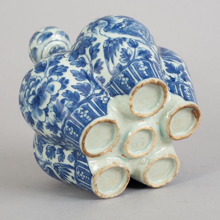 A Chinese blue and white porcelain tulip vase, Qing dynasty, Guangxu (1872-1908).