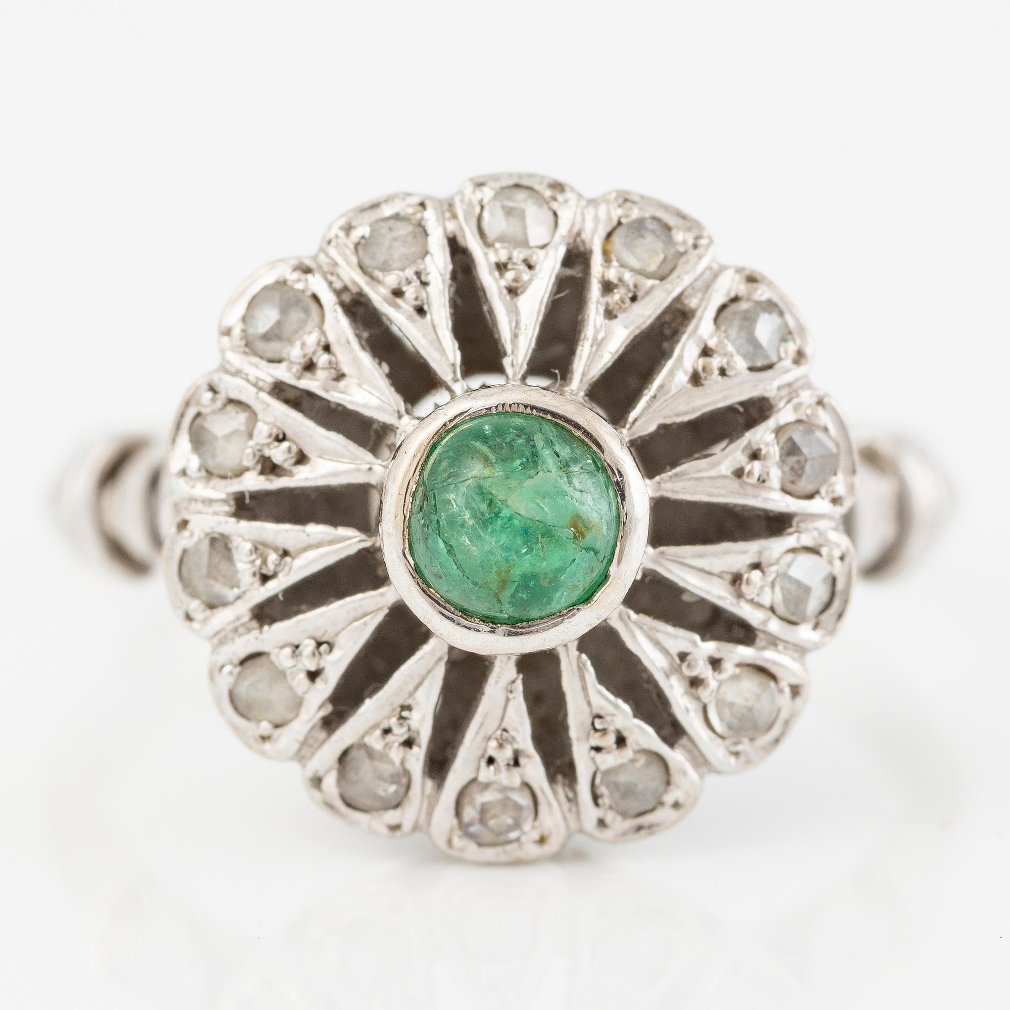 Ring 18 vitguld med en cabochonslipad smaragd och rosenslipade diamanter.