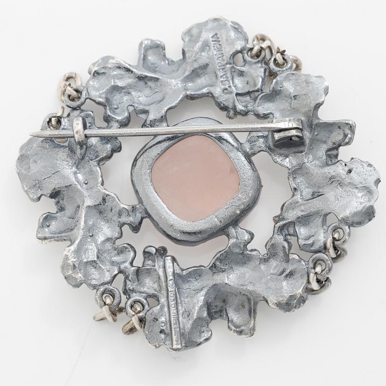 Four silver jewellery pieces: three brooches and a pair of cufflinks. With rose quartz and tiger’s eye. Finnish designers.
