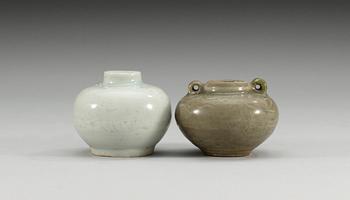 621. KRUKOR, två stycken, qingbai samt keramik.  Kina och Korea Koryo.