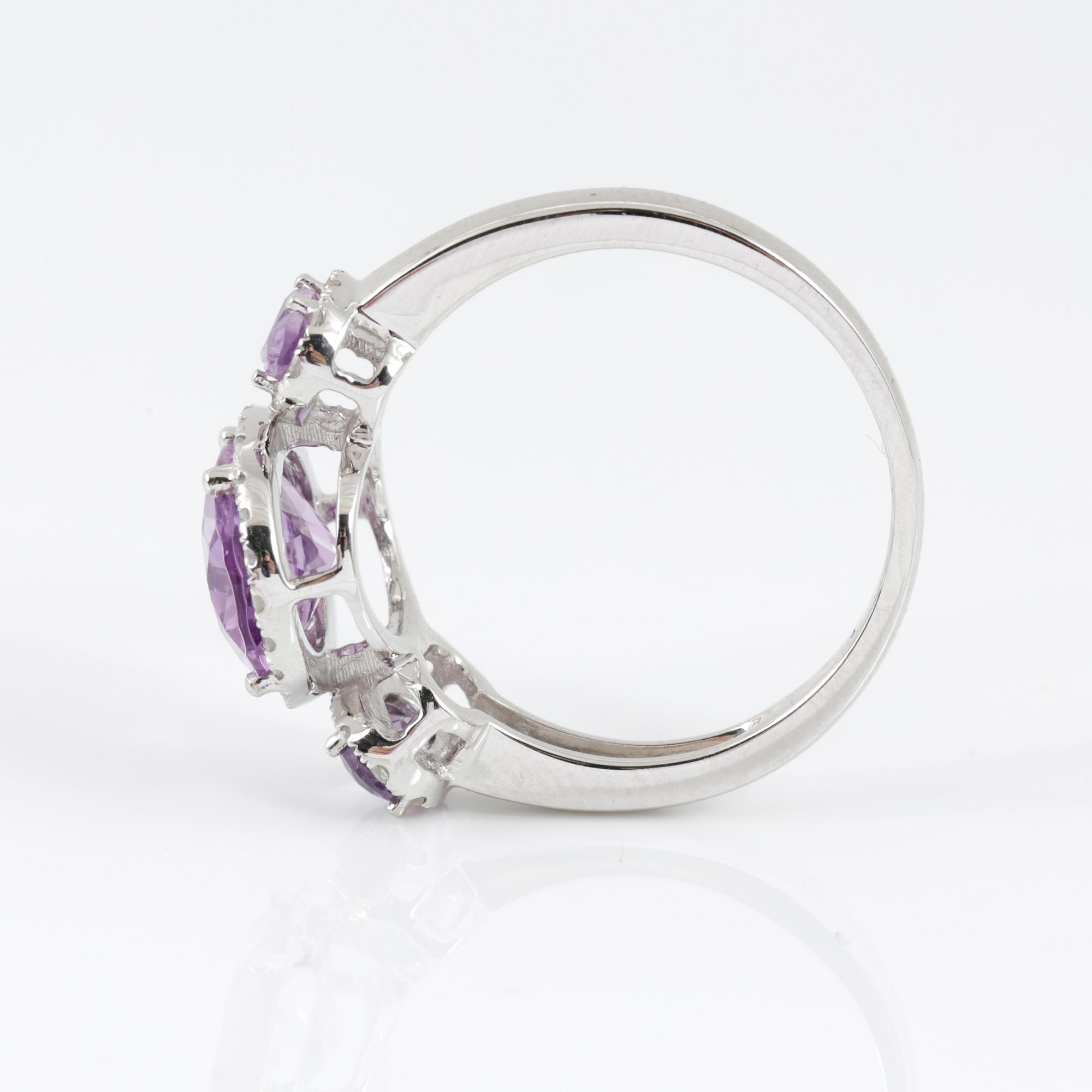 RING, 14k vitguld med tre ovalslipad ametist tot ca 2,03 ct omgivs av små åttkantslipade diamanter. Vikt 4,08 g.