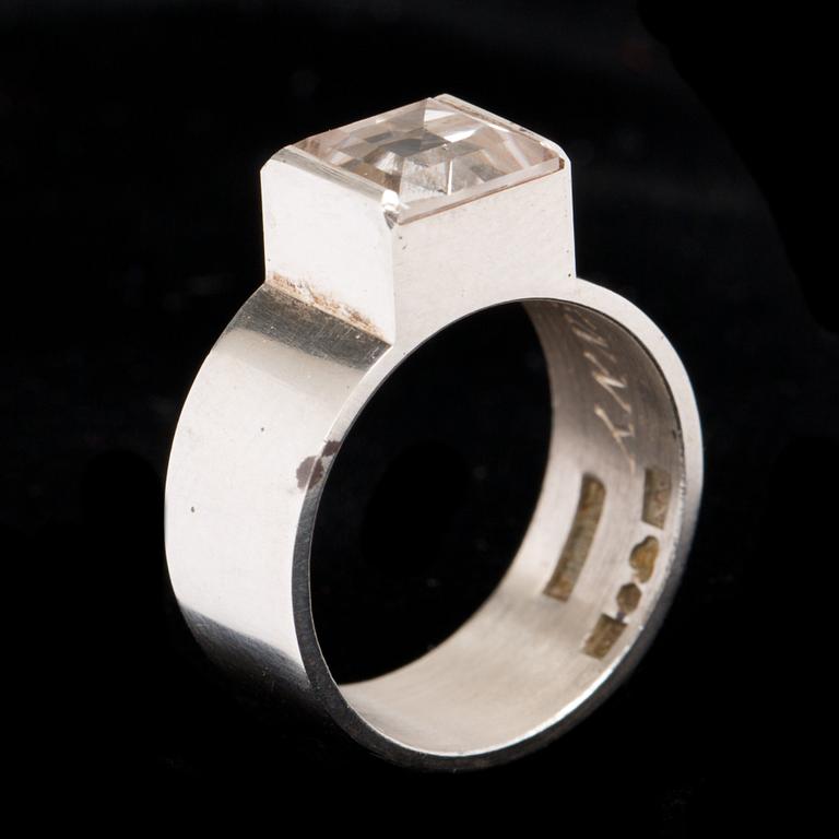 RING, sterling med bergkristall, Wiwen Nilsson, Lund, 1974. Vikt ca 2,9g.