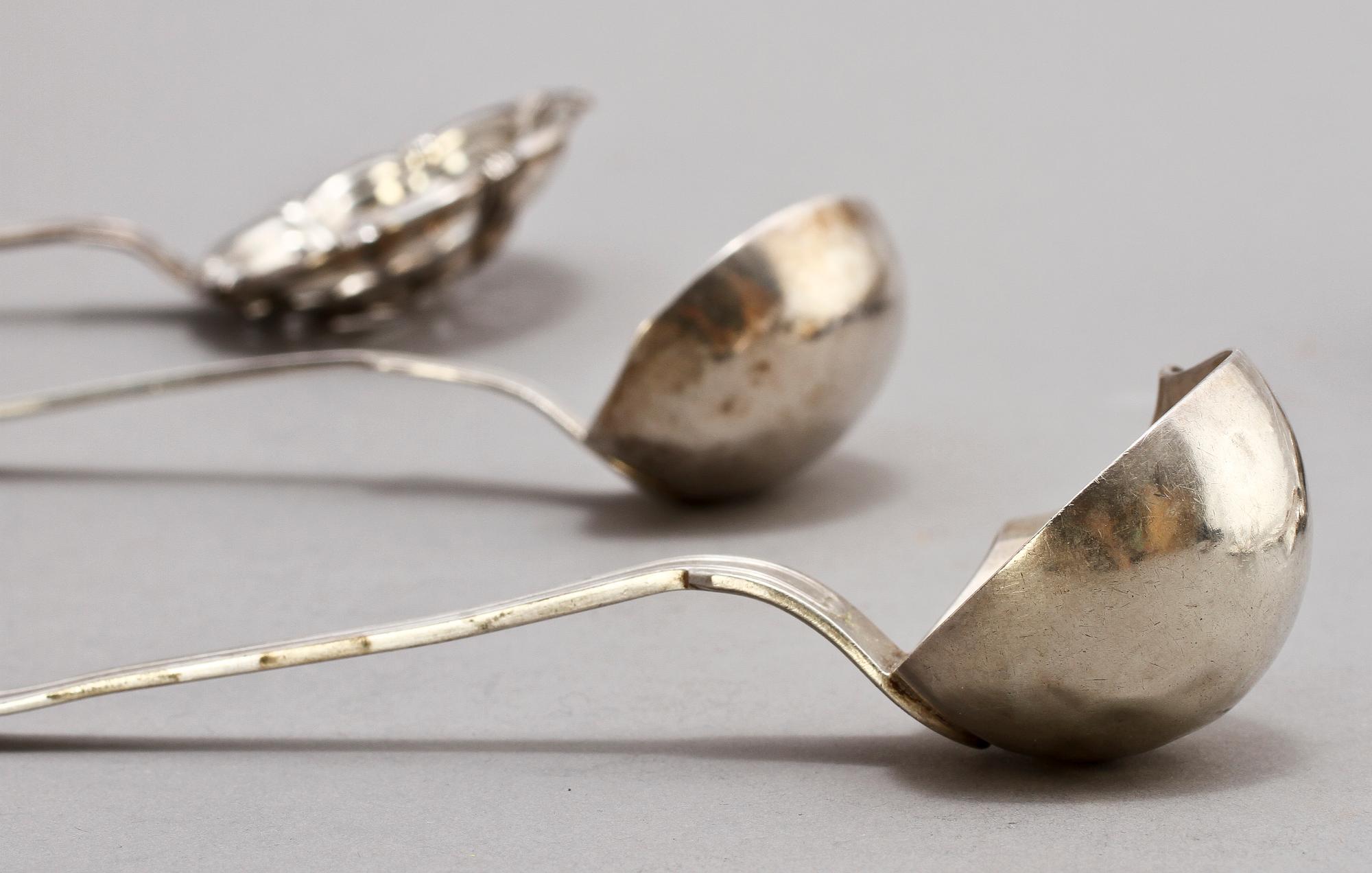 BESTICKSERVISDELAR, 37 st, silver, "Fransk lilja", 1800- samt 1900-tal. Vikt 1400 gram.