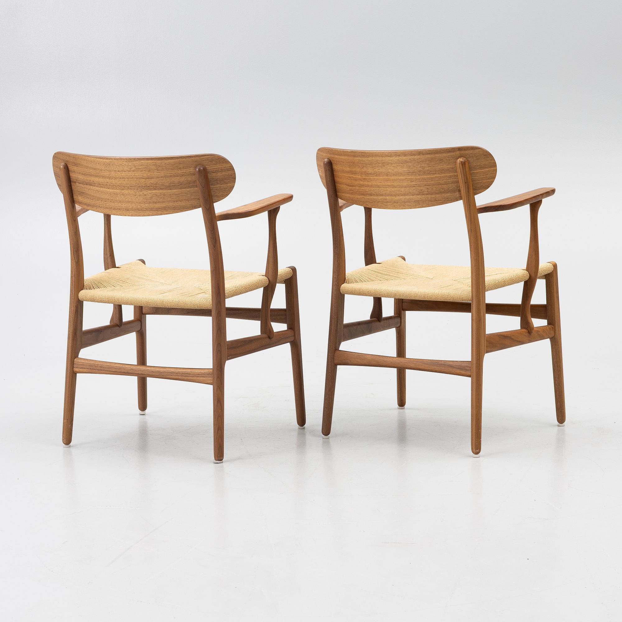 Hans J. Wegner, a pair of CH26 armchairs, Carl Hansen & Son, Denmark, samtida tillverkning.