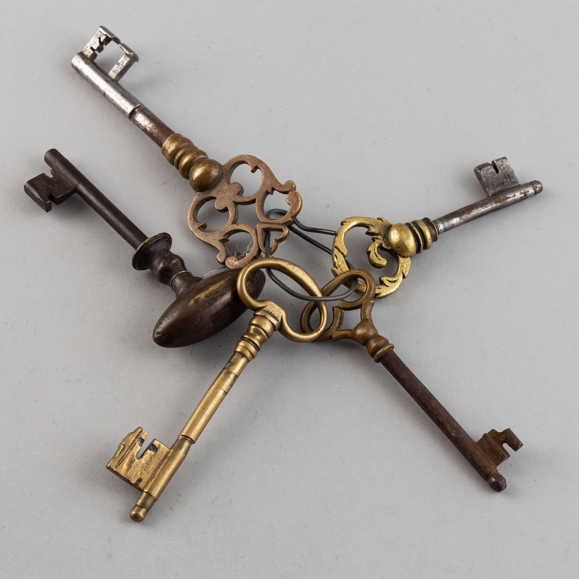 NYCKLAR, 5 st, mässing och järn, 1600-tal.