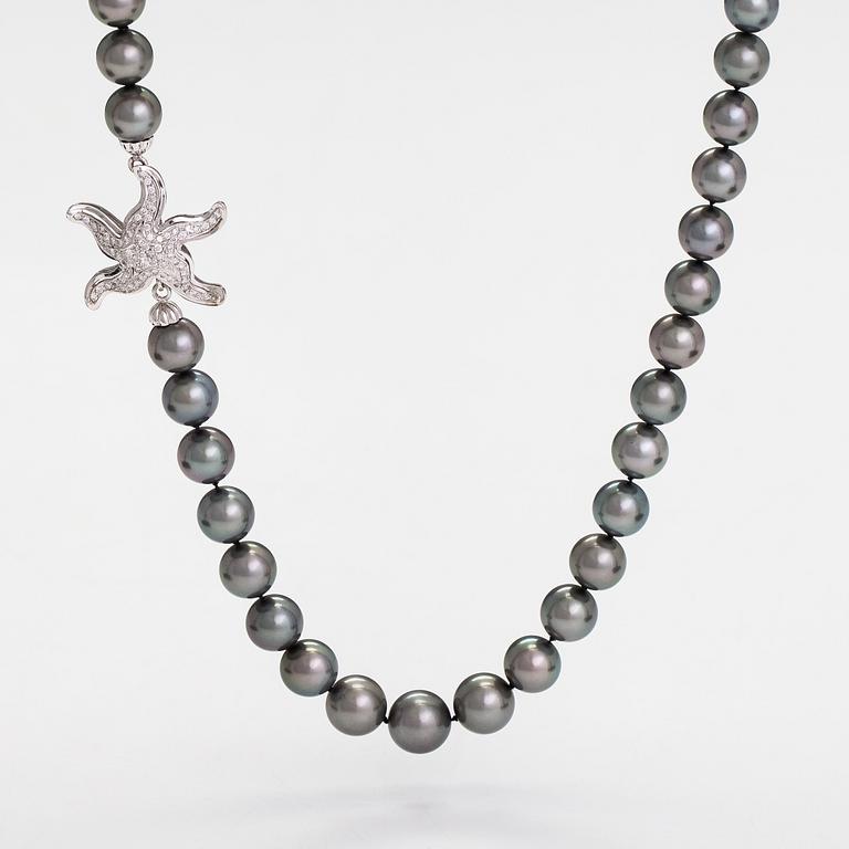 A pearl collier with tahiti pearls, 18K gold and diamonds ca. 0.60 ct in total. Italy.