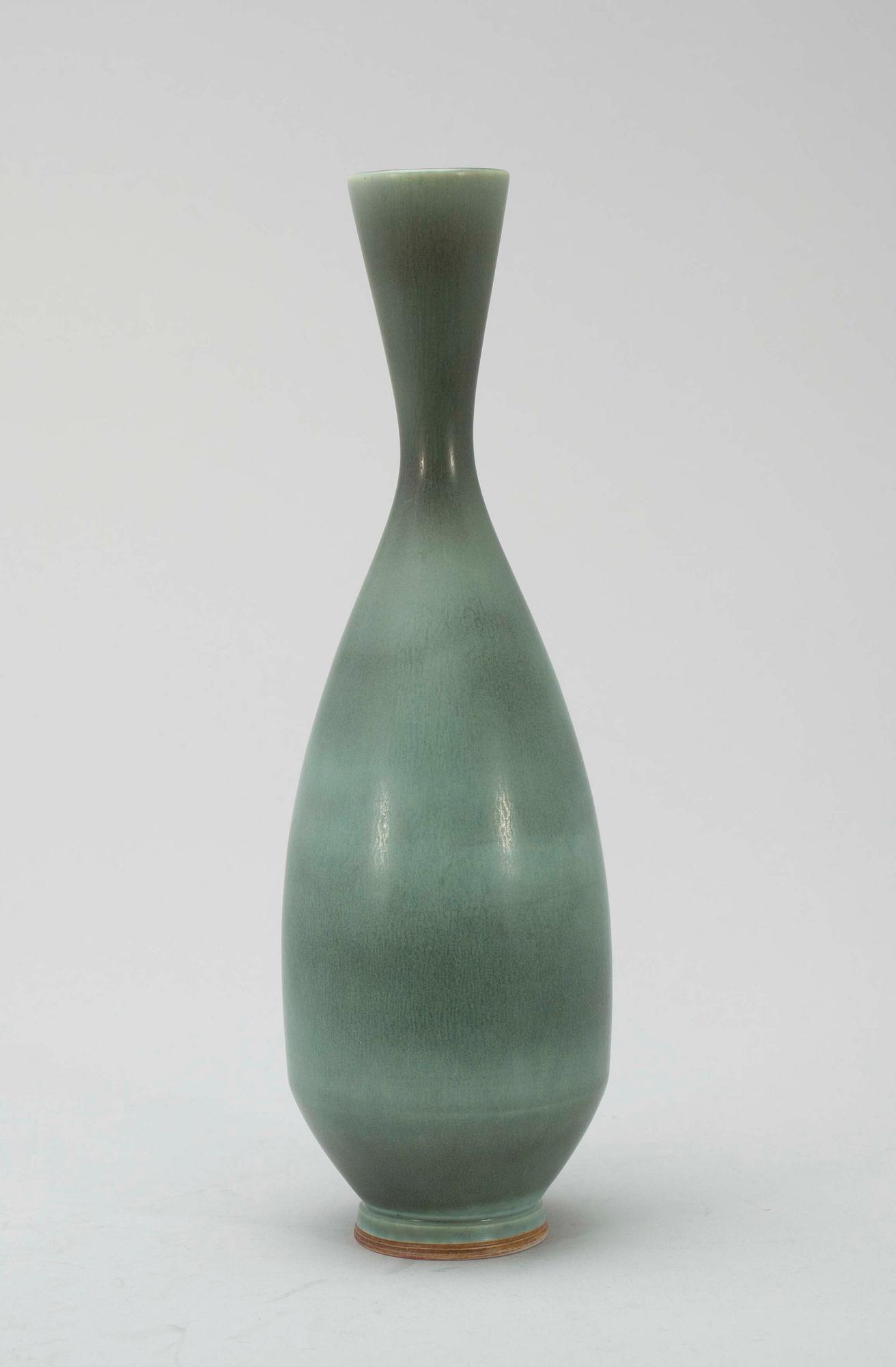 VAS, stengods, sign. Berndt Friberg, Gustavsbergs studio, 1900-talets senare hälft.