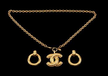 302. CHANEL, halsband samt clips.