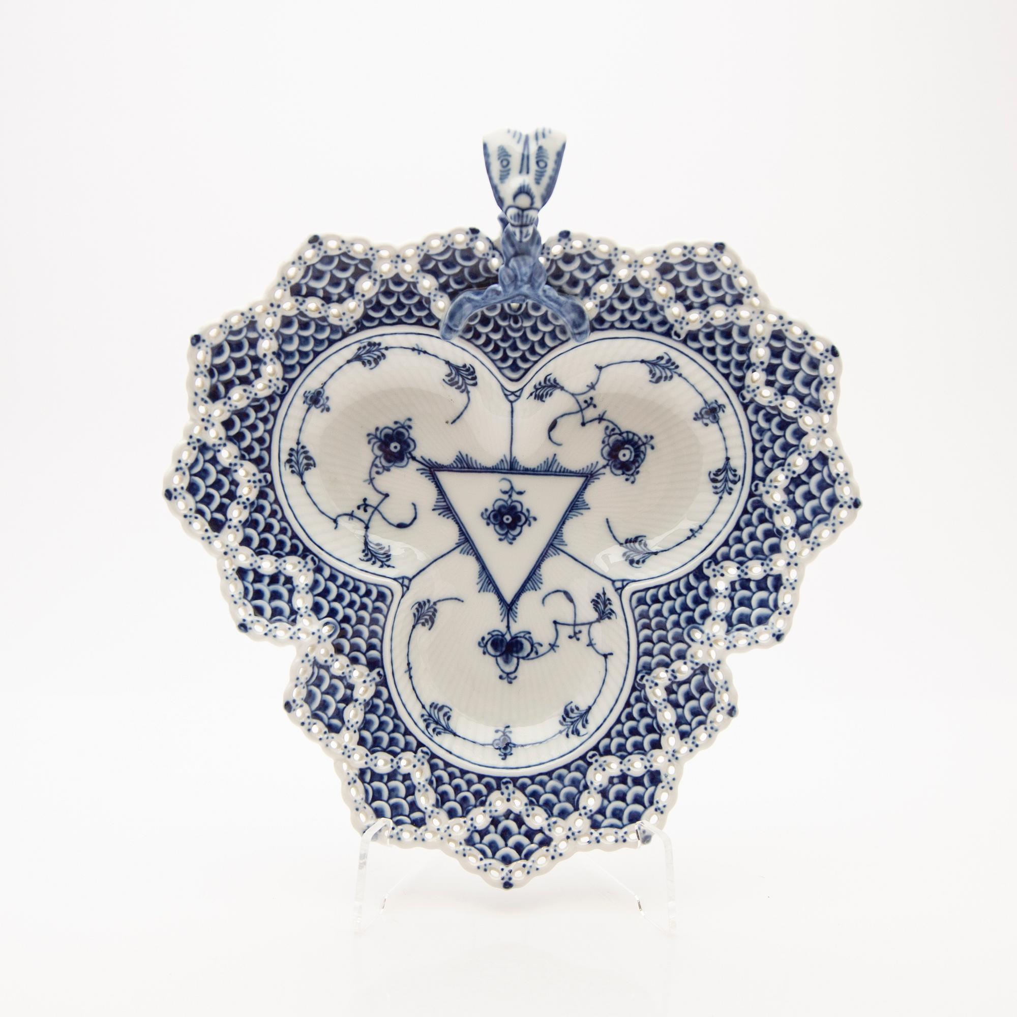 Royal Copenhagen, Serving dish. porcelain, "Musselmalet helblond", Royal Copenhagen, model 1/1077, 1969-1974.