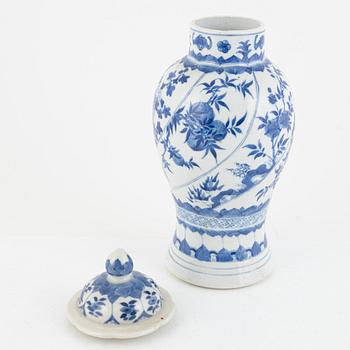 A Chinese blue and white urn with cover, late Qing dynasty/around 1900.