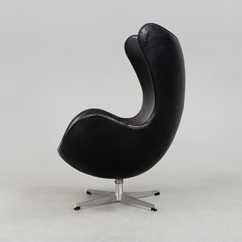 A Danish Arne Jacobsen "Ägget" armchair for Fritz Hansen.