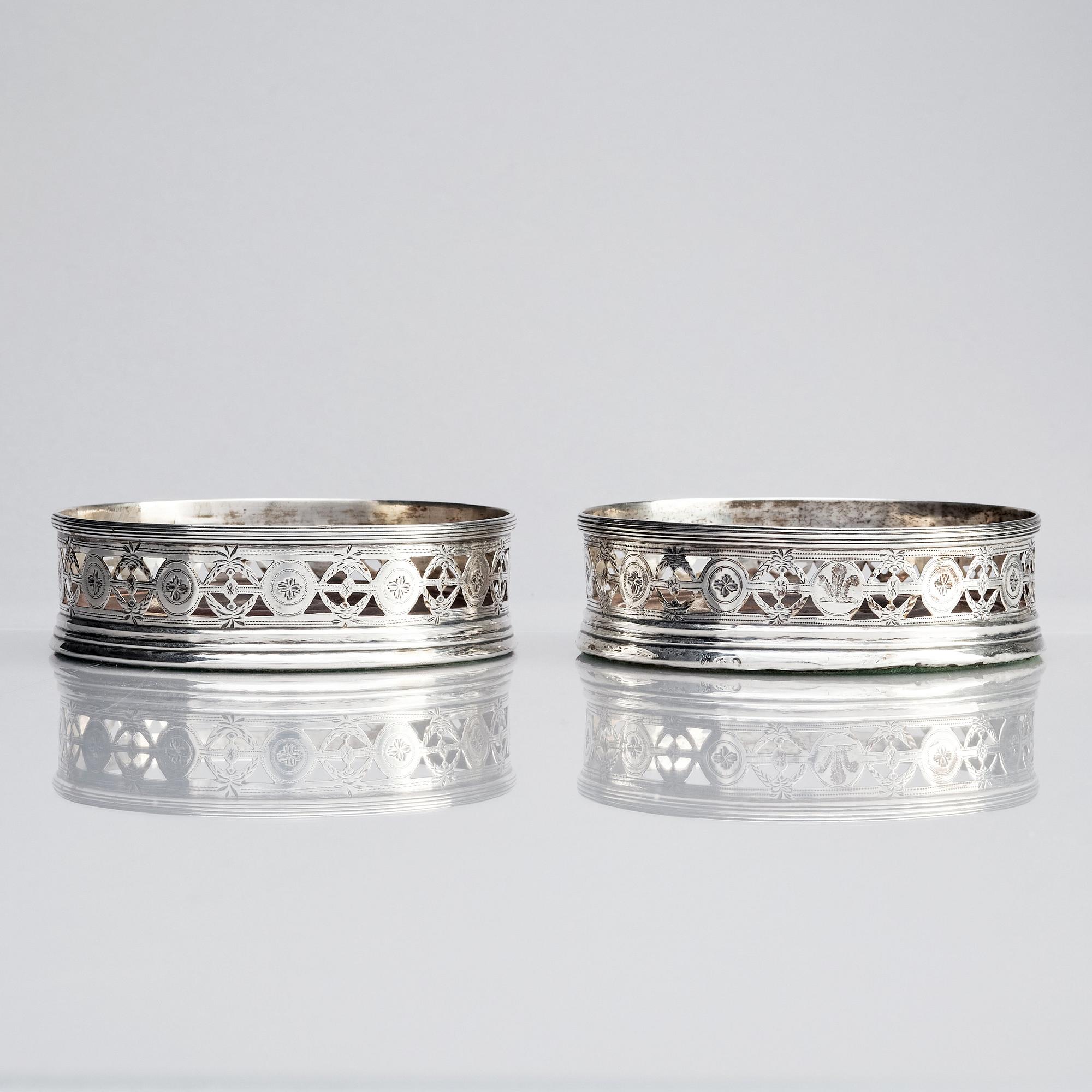 John Robertson & David Darling, coasters, ett par, silver, Newcastle 1795.