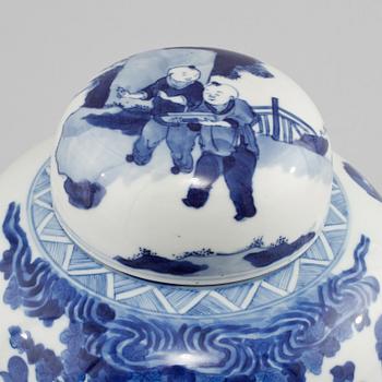 BOJAN MED LOCK, porslin, Kina, 1900-tal.