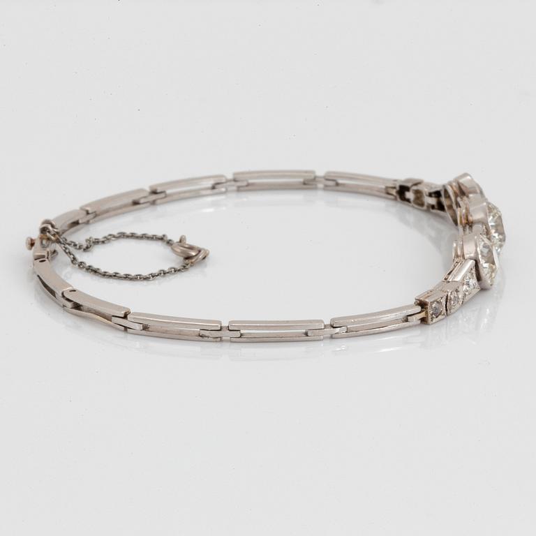 Armband platina med tre gammalslipade diamanter total vikt ca 3.25 ct.