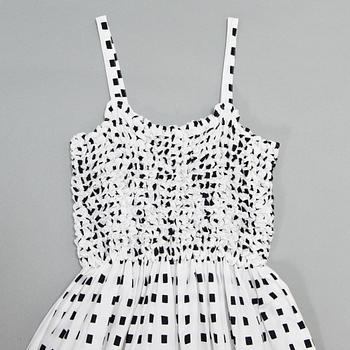 Marimekko, "Suhina" mekko, kuvio "Sokkoruutu", suunnitellut Pentti Rinta, 1976.