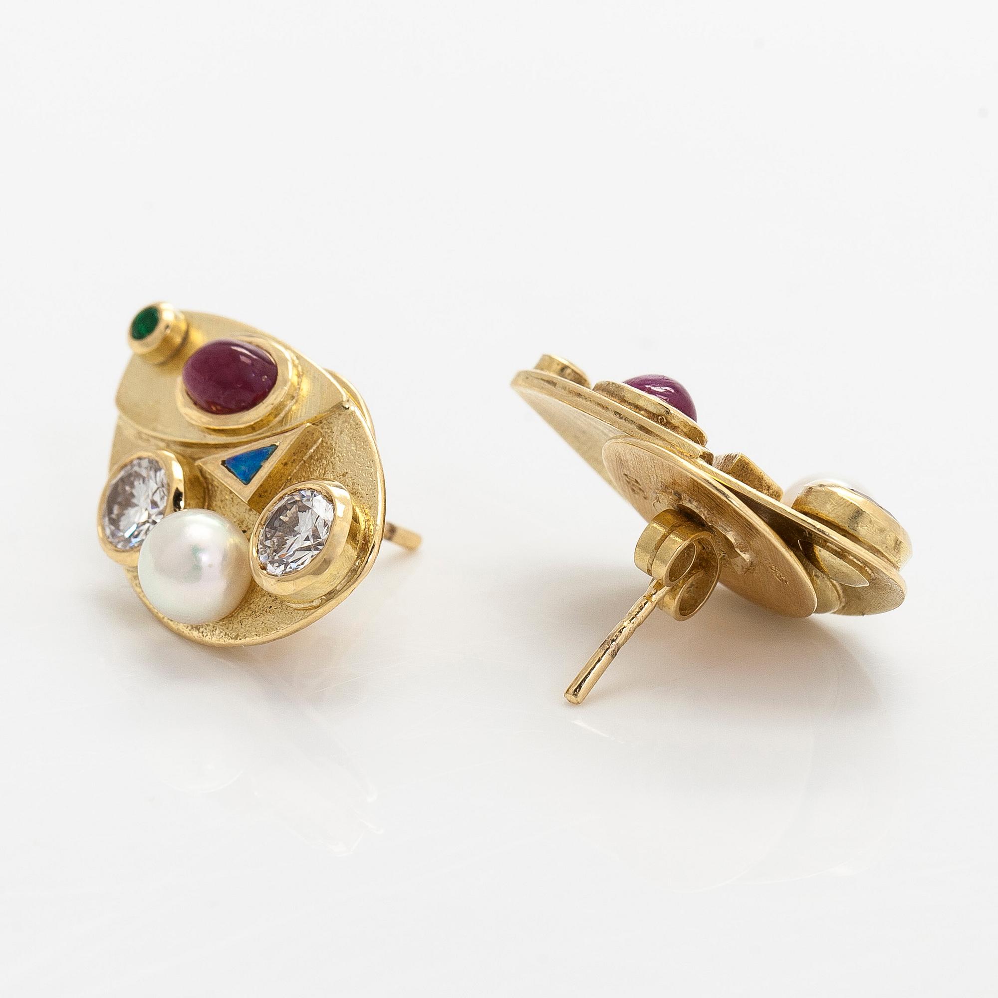 Örhängen, briljantslipade diamanter, fasettslipade smaragder, cabochonslipade rubiner, opaler, pärlor, 18K guld.