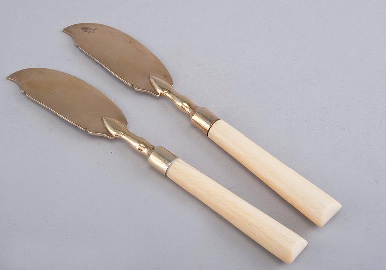 2 PATÉ KNIVES.