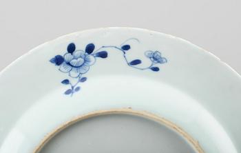 TALLRIKAR, 2 st, porslin, Kina, Qianlong 1736-1795.