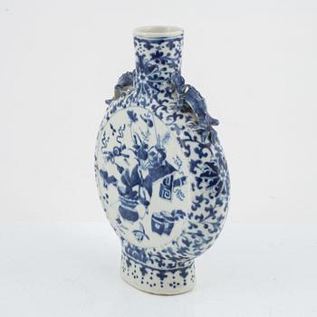 A Chinese blue and white moonflask, Qing dynasty, 19th century.