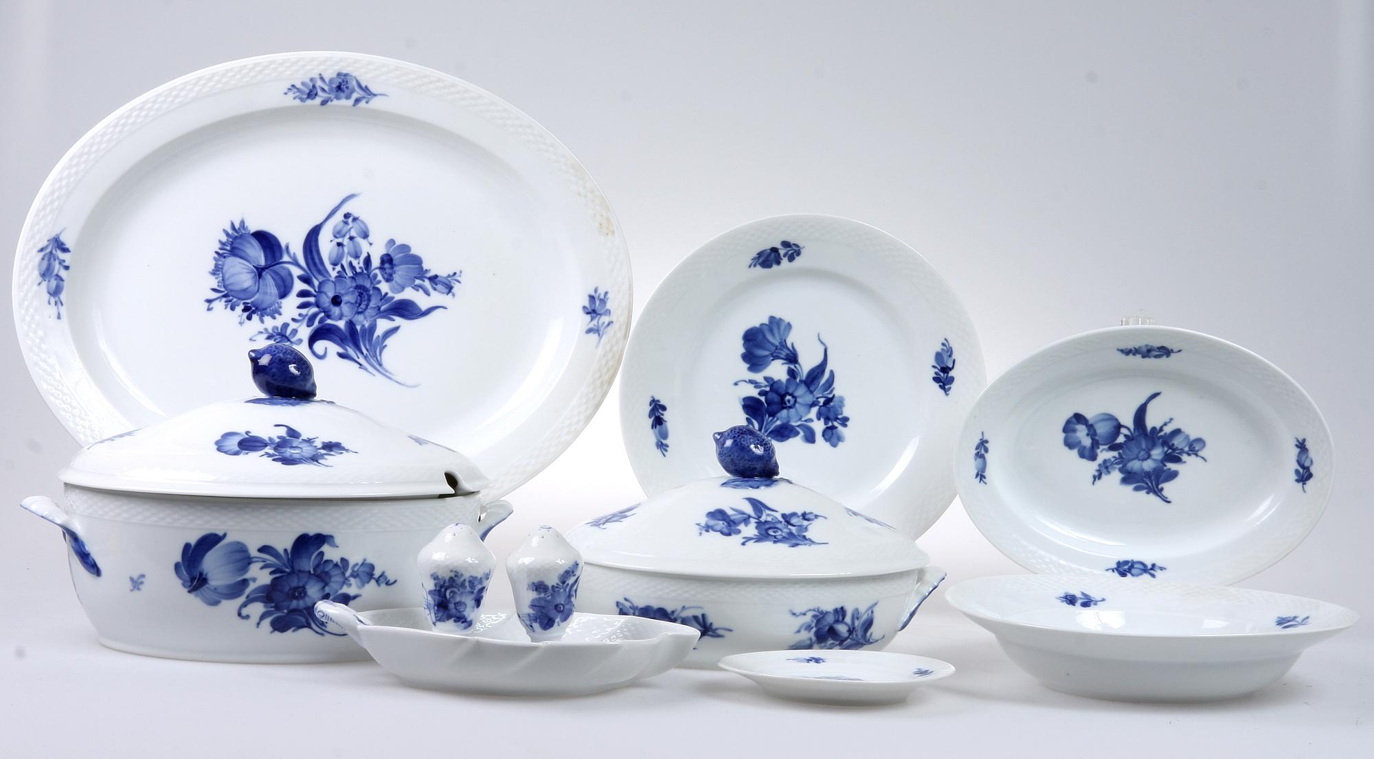 MATSERVISDELAR, 46 st, porslin, "Blå blomst", Kongl Dansk.