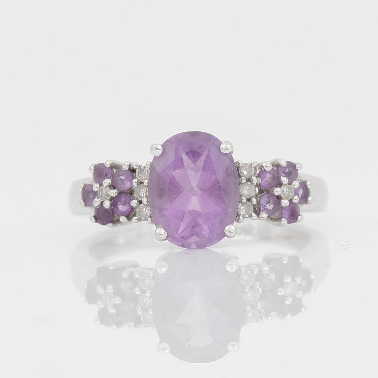 RING, vitguld 9 k, ametister, diamanter, engelska stämplar. Vikt ca 2 gram.