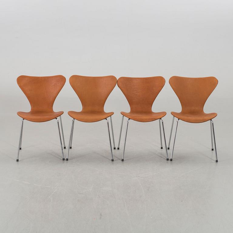 A SET OF 6 ARNE JACOBSEN "SERIES 7" CHAIRS BY FRITZ HANSEN.