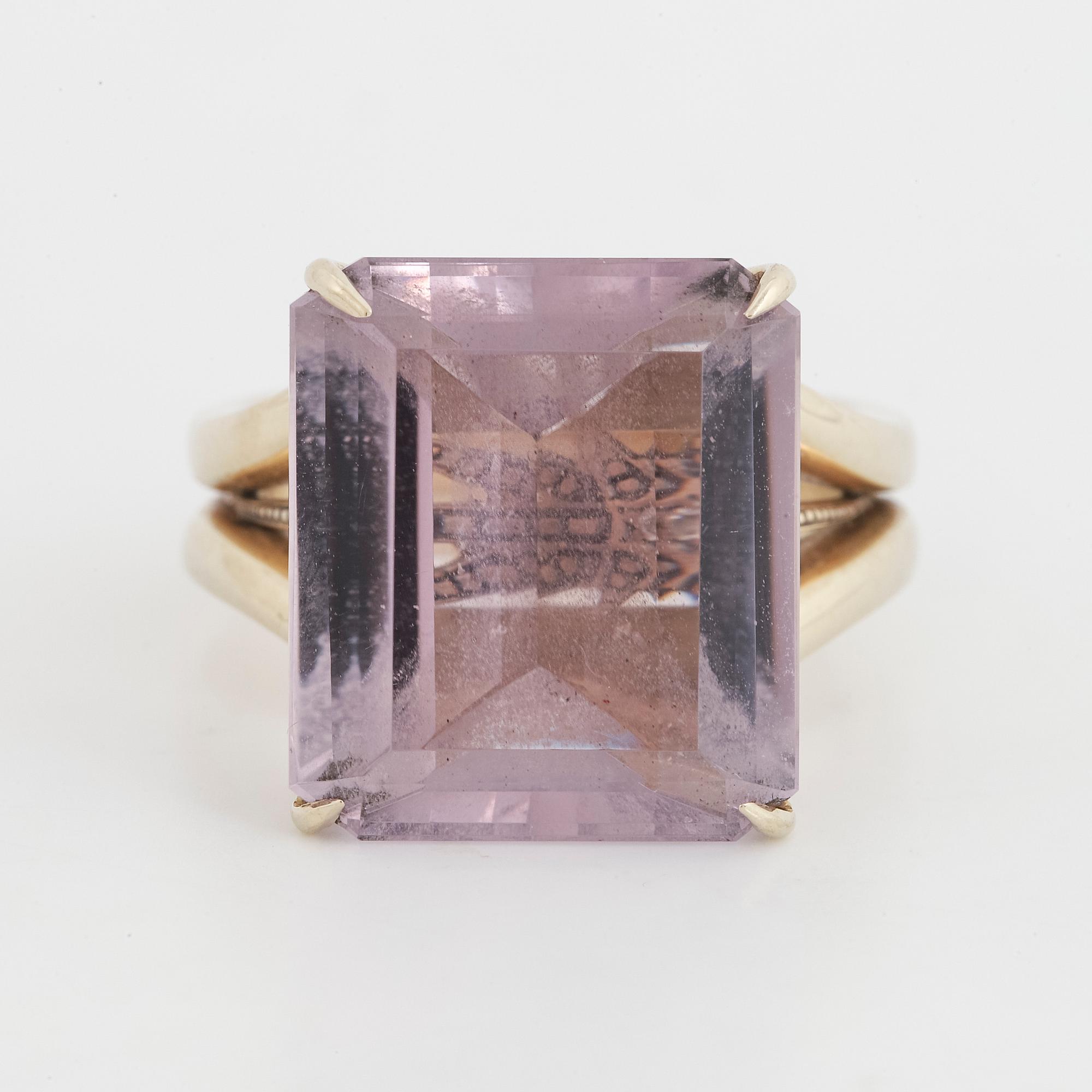 RING, H. Stern, med ametist.
