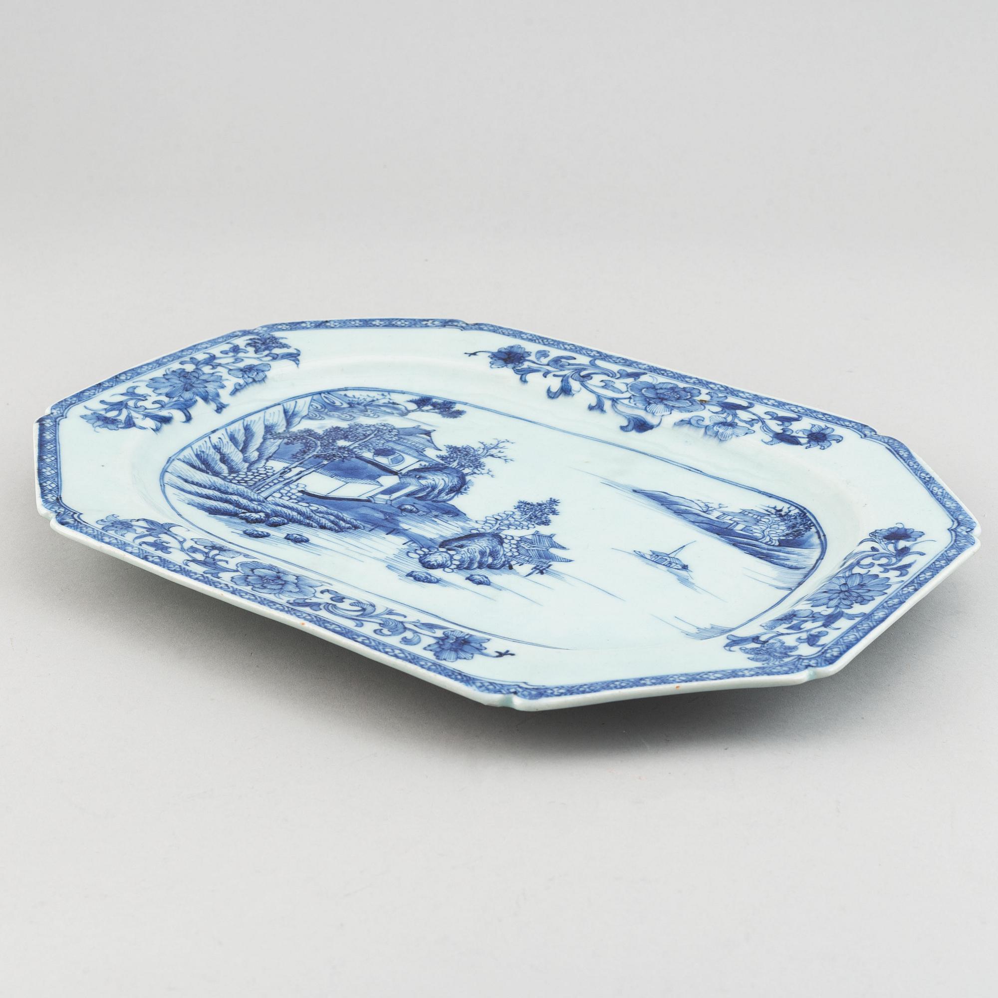 A blue and white export porcelain serving dish, Qing dynasty, Qianlong (1736-95).