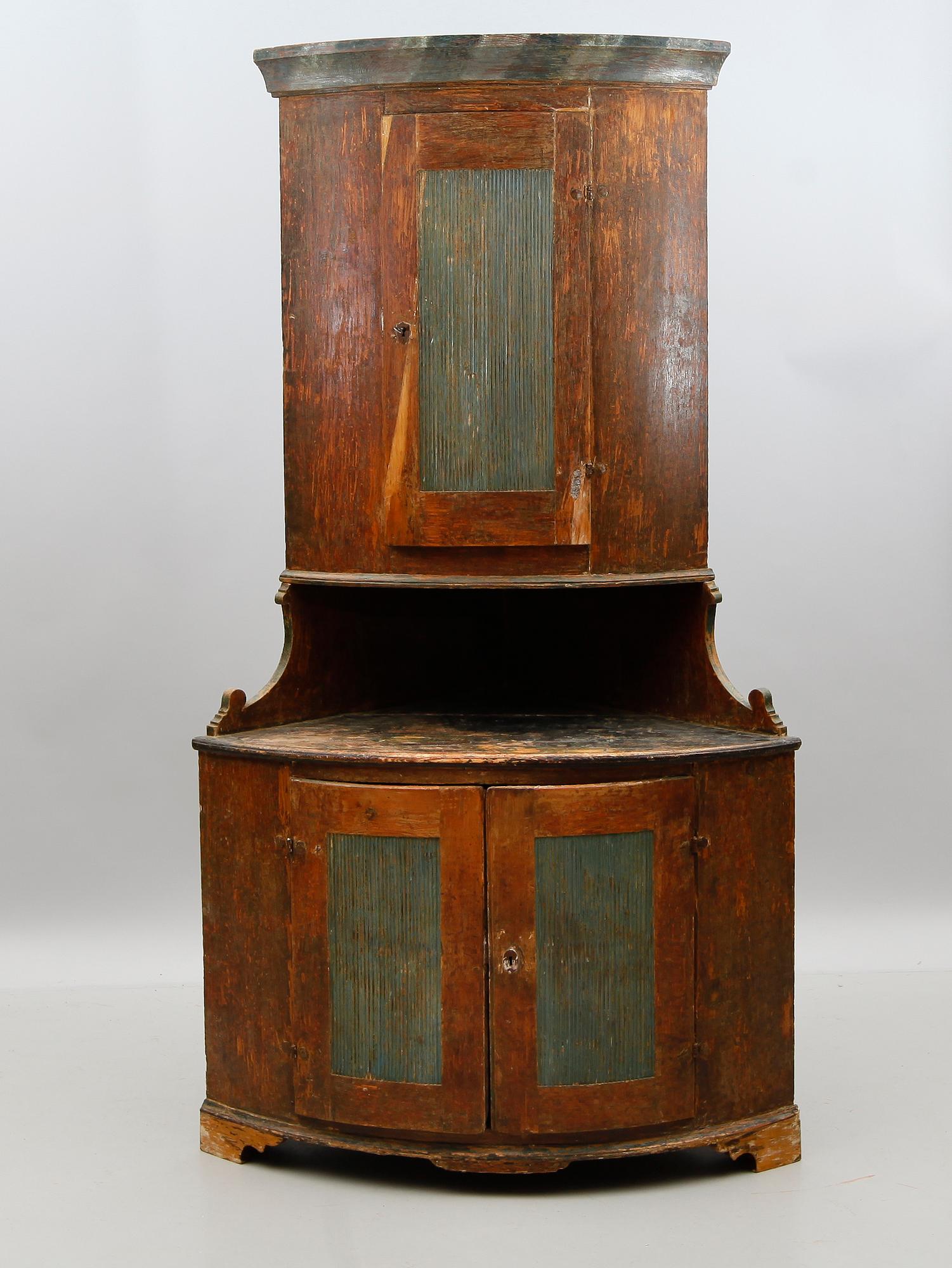 HÖRNSKÅP, 1700-/1800-tal.