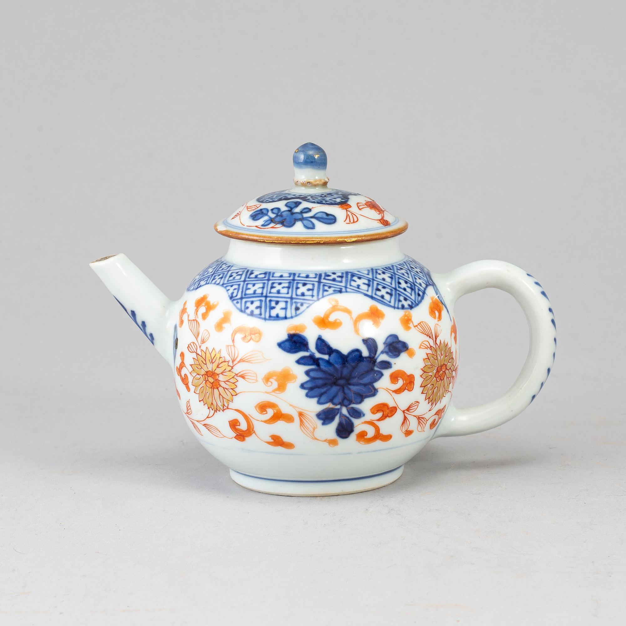 An imari teapot with cover, Qing dynasty, Qianlong (1736-95).