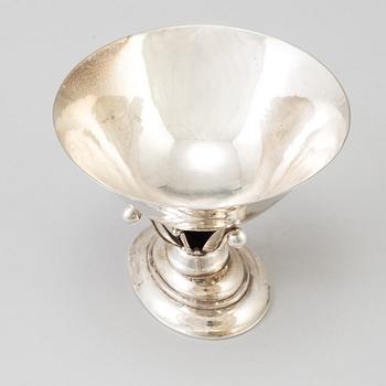 GEORG JENSEN, skål på fot, silver 830/1000, Nr 6, design Johan Rohde, Köpenhamn 1918. Vikt ca 340 gram.