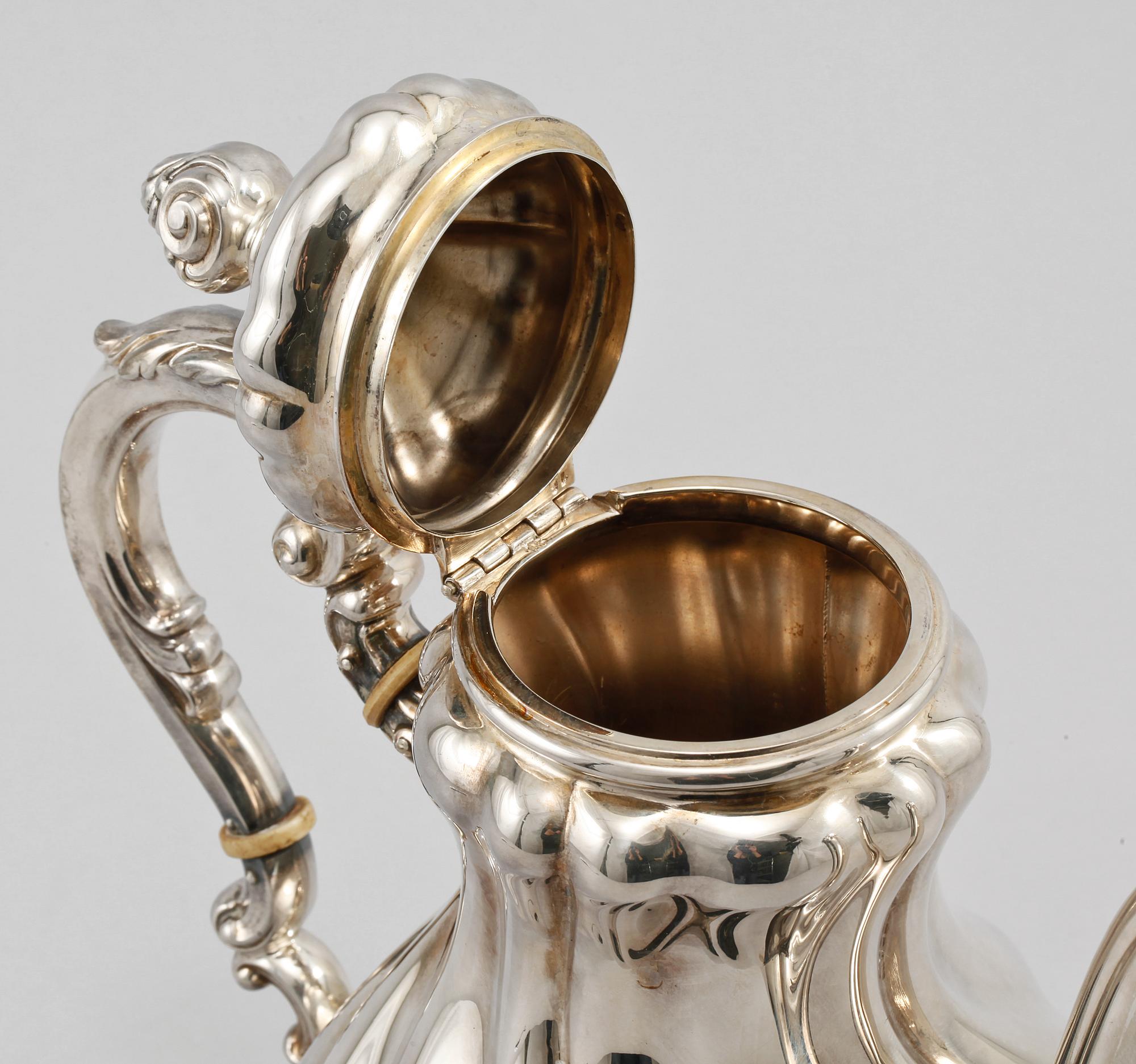 KAFFEKANNA, silver, rokokostil, svenska importstämplar, omkring 1900-talets mitt, vikt 535 gram.