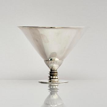 Georg Jensen, skål på fot, sterling silver, modell 259, design Gundorph Albertus, Köpenhamn efter 1945.