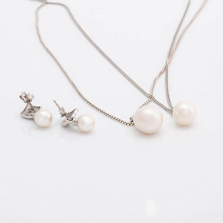 2 silver pendants with cultured pearls approx 10,5, 12 mm and earrings 18K whitegold 2 cultured pearls approx 8 mm.