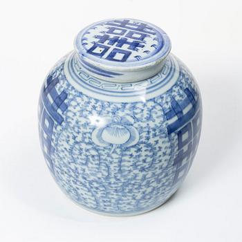 A Chinese blue and white porcelain jar with cover, Qing dynasty, 19th century.