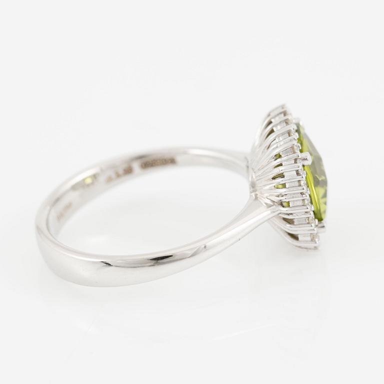 Ring with peridot and brilliant-cut diamonds.