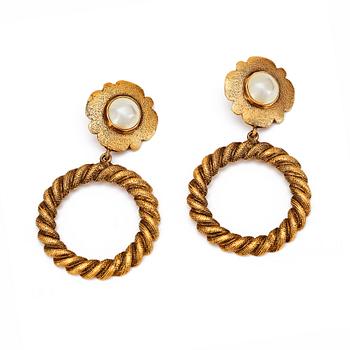 CHANEL, a pair of earclips.