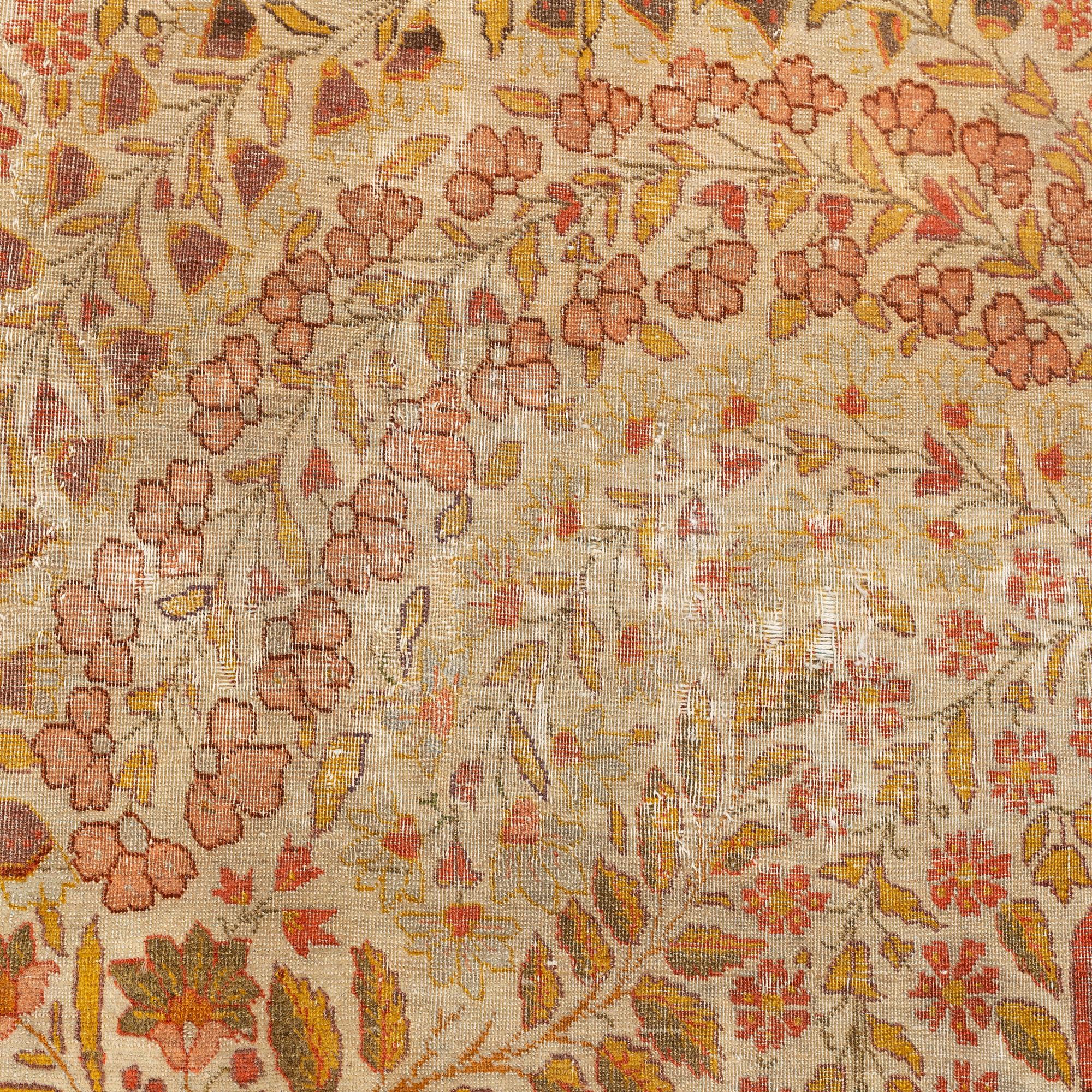 An antique Tabriz carpet, ca 404 x 276 cm.