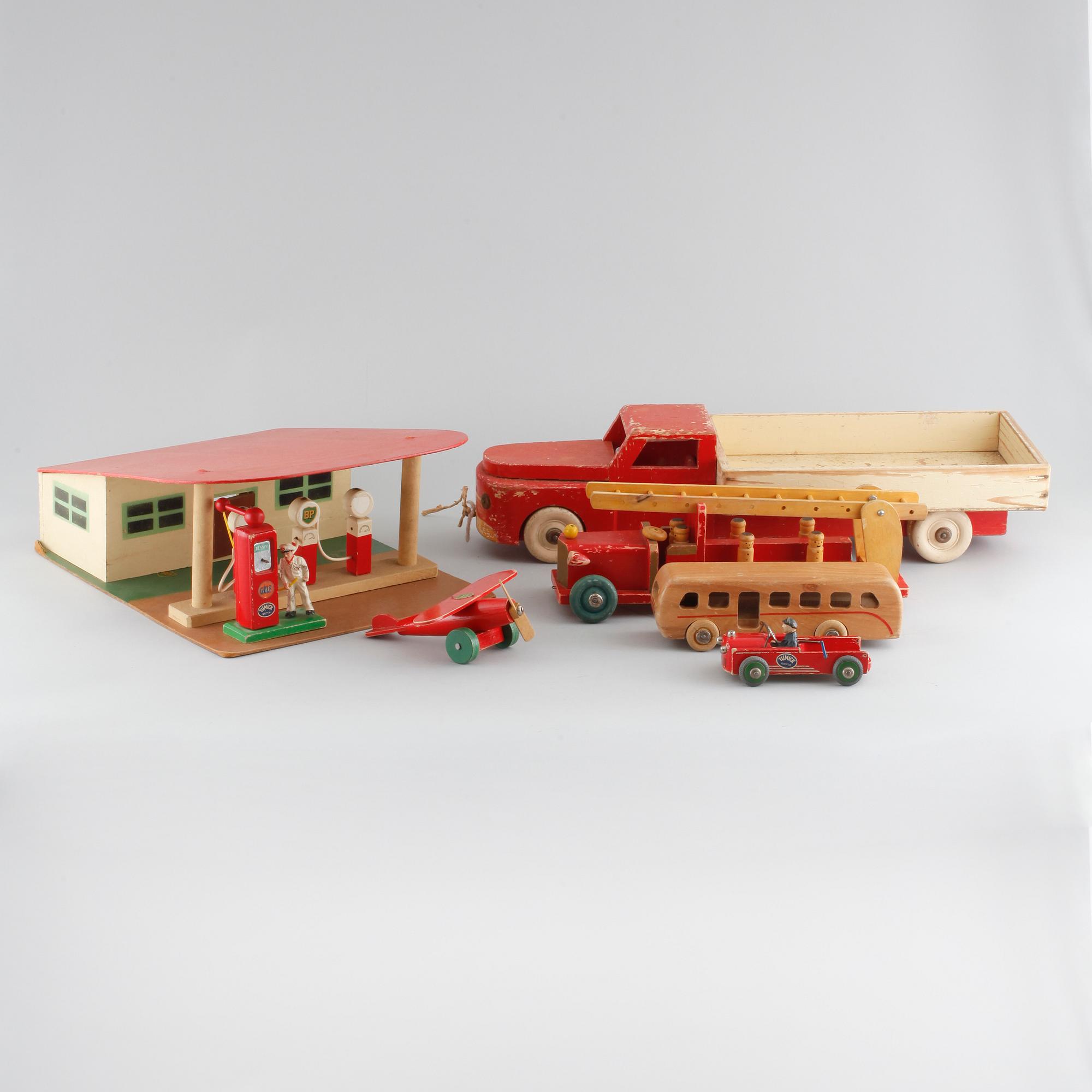 Seven pieces of wooden toys, i.a made by Gemla Leksaksfabrik in Sweden, around mid 20th century.