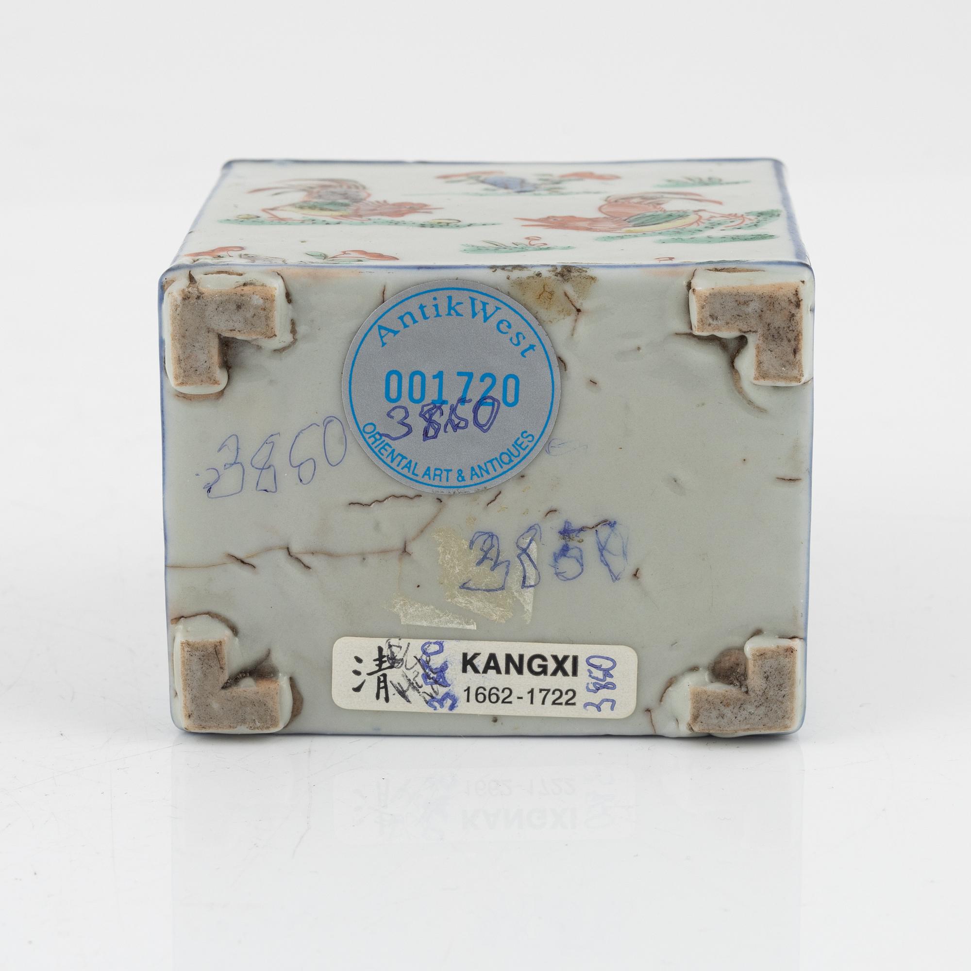 A famille verte porcelain tea caddy, Qing dynasty, Kangxi (1662-1722).