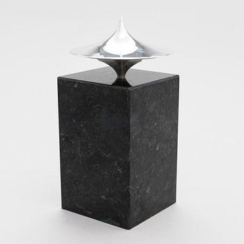 Pekka Piekäinen, veistos, anortosiitti ja hopea, leimattu 1999 Platinoro, Turku.