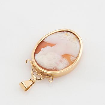 Hängen 2 st av skurna snäckskalskaméer infattade i 18K guld.