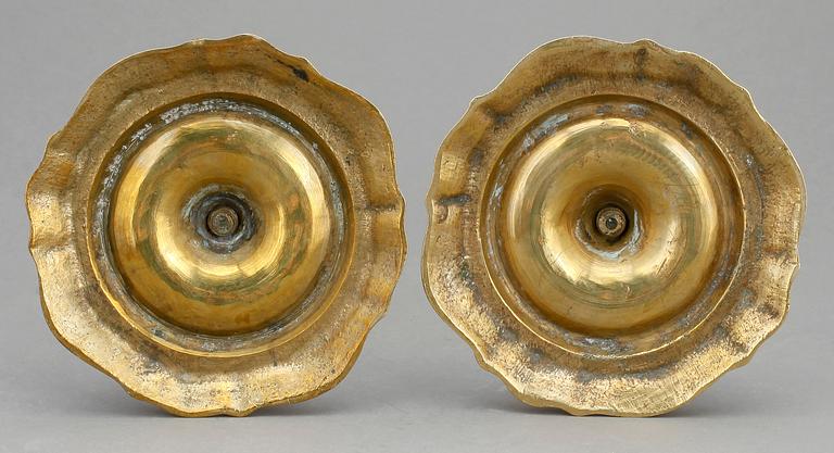 LJUSSTAKAR, ett par, mässing, senbarock, 1700-tal.