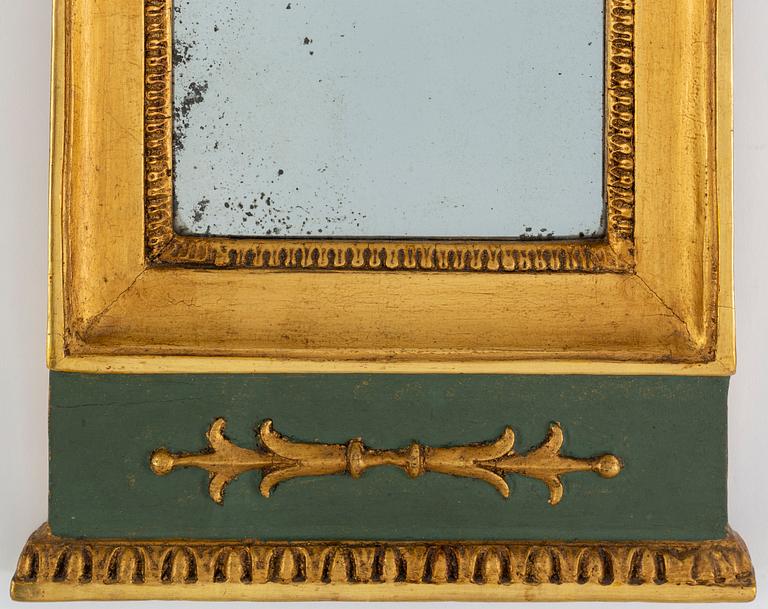 SPEGEL, förgylld och bemålad. Empire, 1800-tal.