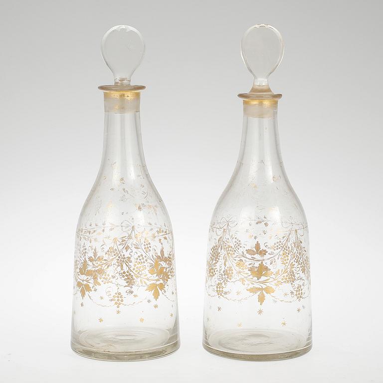 KARAFFER; ett par, glas, omkring 1800.