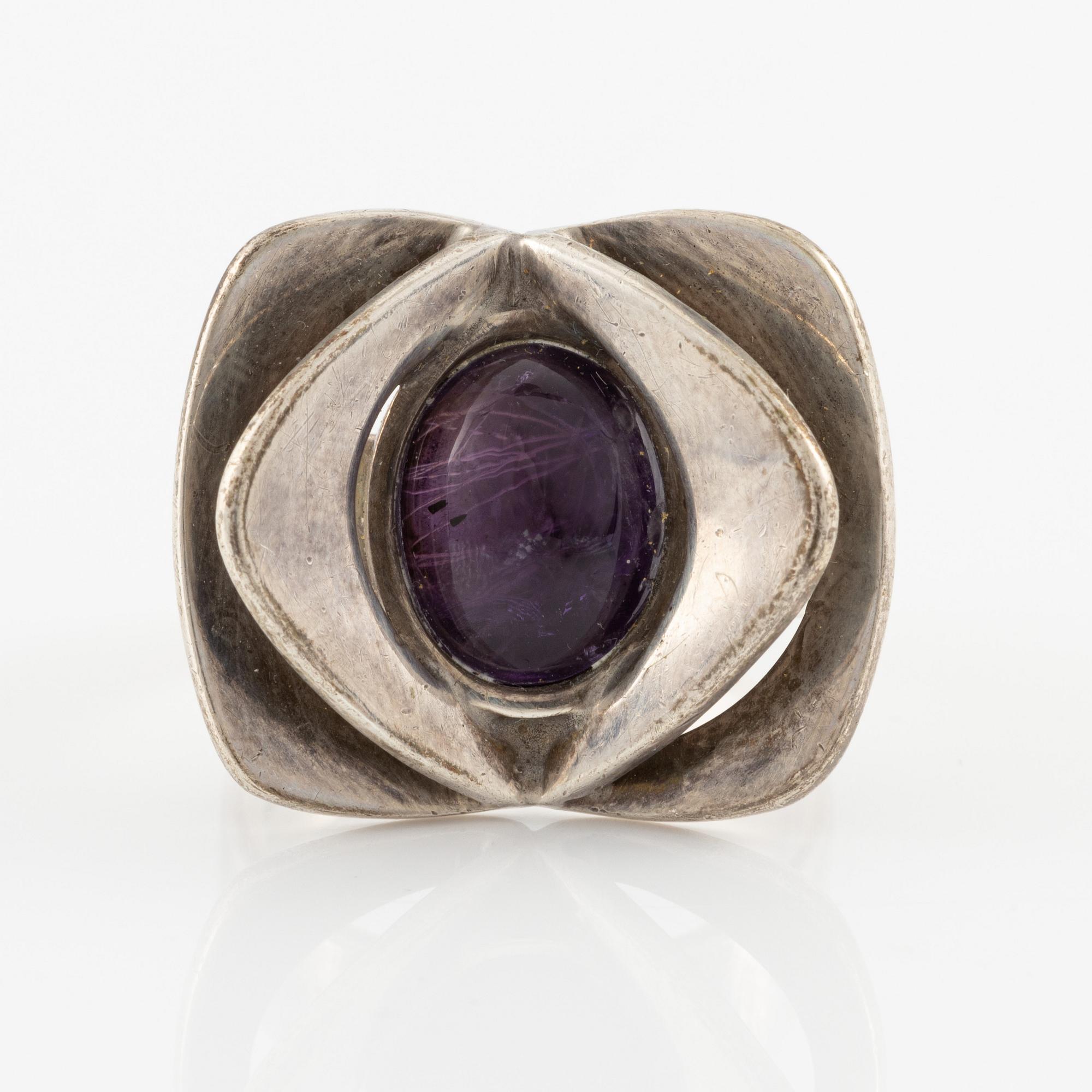 Jewellery set, silver with cabochon-cut amethysts, by Theresia Hvorslev, three pieces.