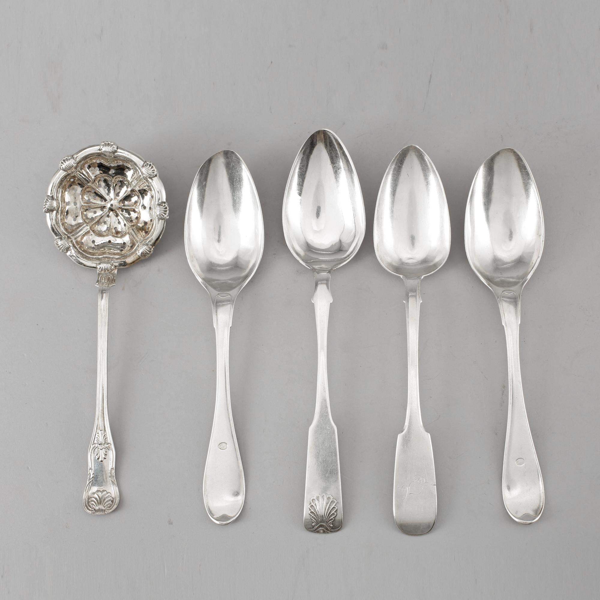 Parti silver, 5 delar, bär stämplar från bla St Petersburg, 1800-tal. Tot vikt ca 250 g.