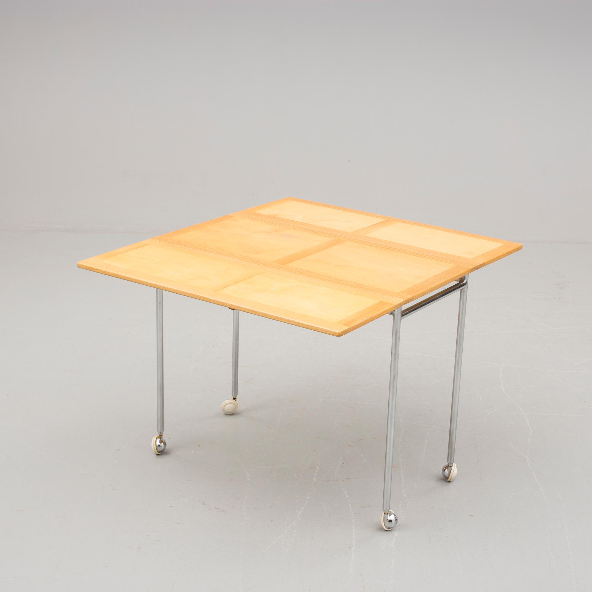 SIDOBORD/RULLBORD, "T701", Bruno Mathsson, Firma Karl Mathsson 1966. Brännstämplat.