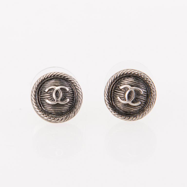 CHANEL, SIDENSCARF MED ett par örhänge.